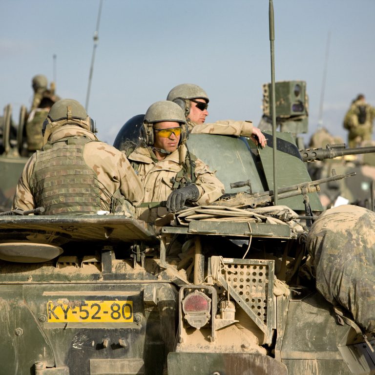 Afghanistan, Uruzgan.
Operatie Towri Gar, omgeving Kakarak en omgeving Seyyedan.
Doel van de operatie is om verboden wapens,middelen en goederen op te sporen in en nabij quala's.
Eenheden van 42 BLJ beveiligen,terwijl verkenners van 12 infbat LUMBL de invallen doen, hierbij vergezeld door genisten. 
Apaches van de luchtmacht steunen de mannen vanuit de lucht.
Foto: De overwatch wordt gesearcht door genisten. Ondertussen kunnen de overigen uitrusten.